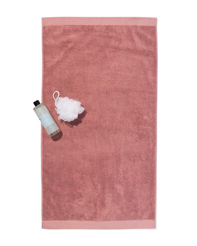 serviettes de bain - h&ocirc;tel extra doux rose fonc&eacute; serviette 60 x 110 - 5250353 - HEMA