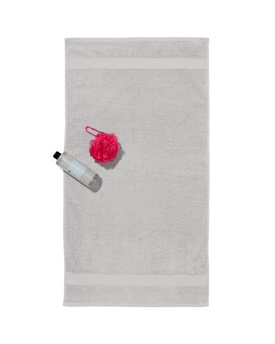 serviettes de bain - qualit&eacute; &eacute;paisse gris clair serviette 60 x 110 - 5240204 - HEMA