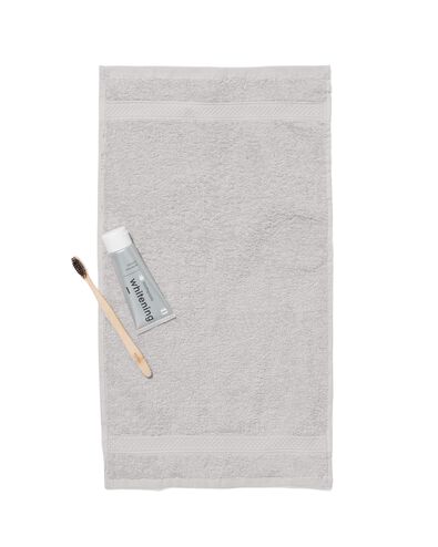 petite serviette de qualité supérieure 30 x 55 – gris clair gris clair petite serviette - 5240206 - HEMA