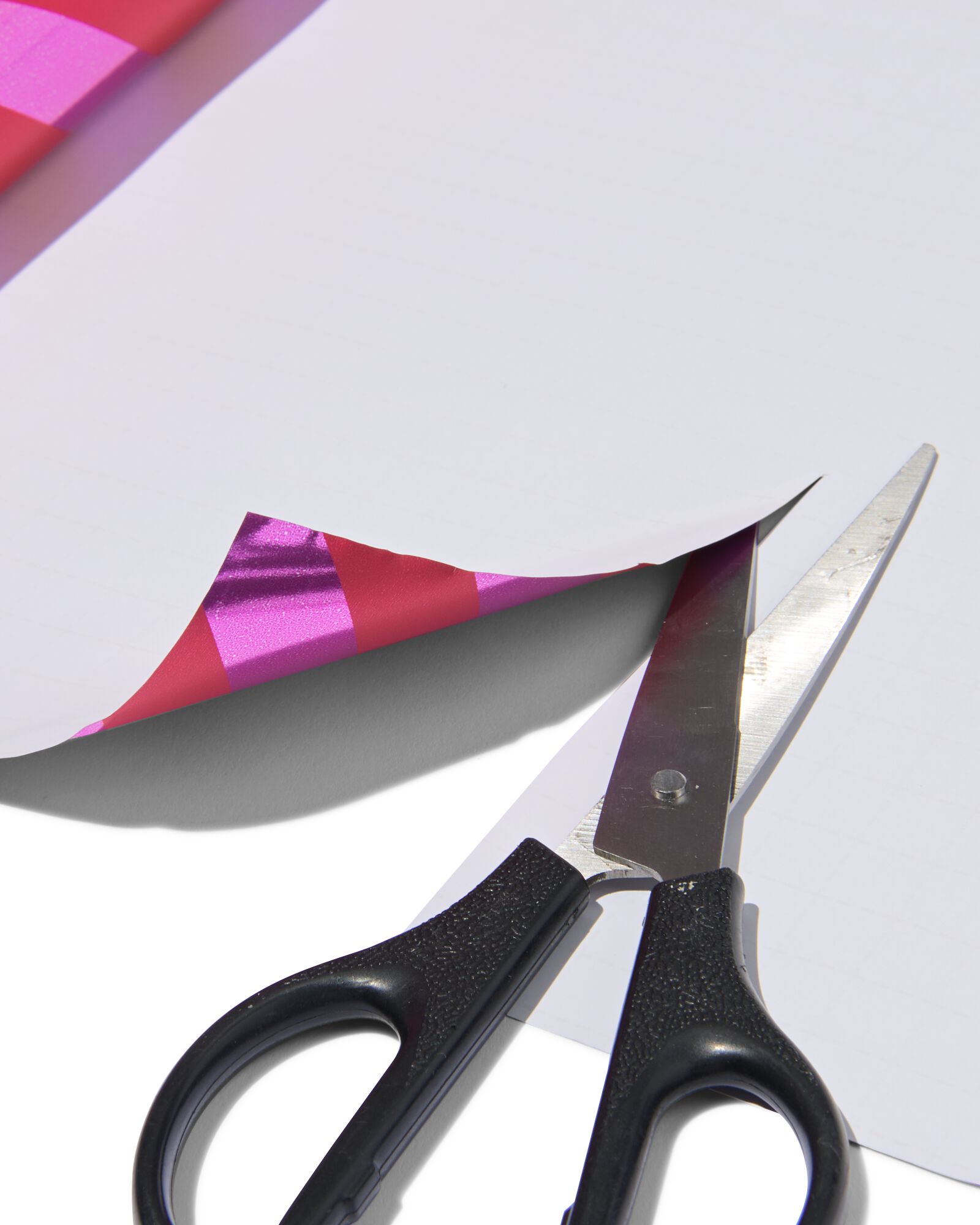 papier cadeau ray&eacute; rouge/rose  - 14700193 - HEMA