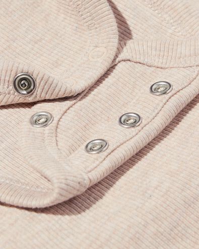 Newborn Mitwachsender Wickelstrampler, gerippt sandfarben sandfarben - 33450620SAND - HEMA