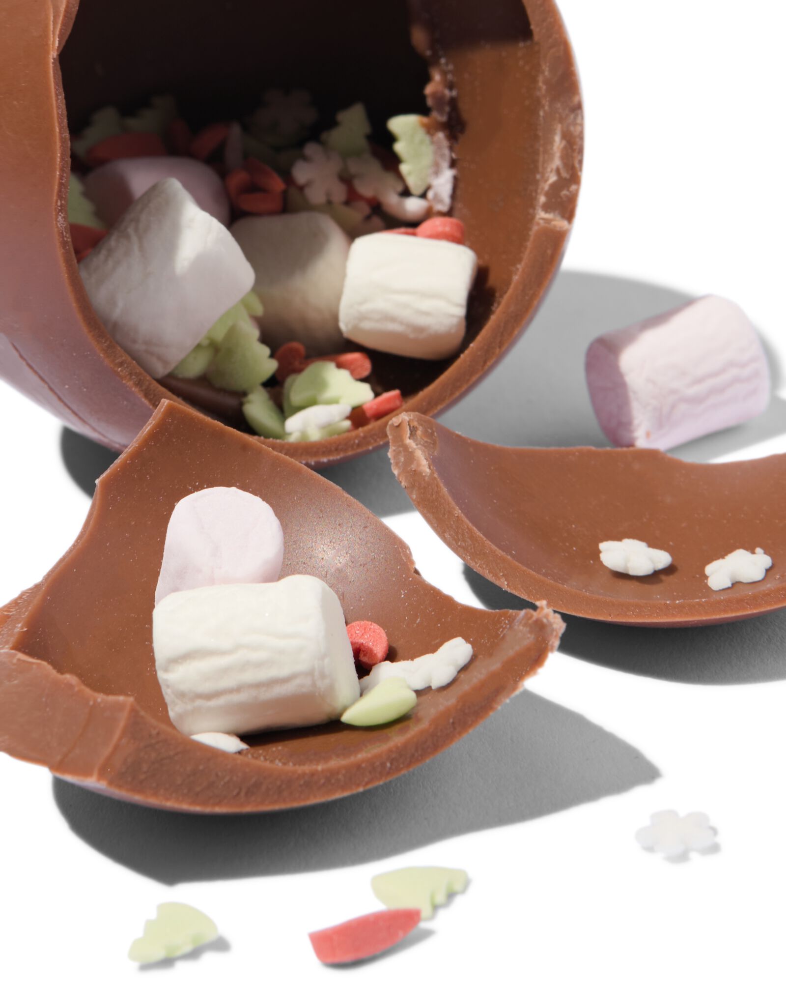 bombe de chocolat chaud - chocolat au lait avec décorations et marshmallows  - HEMA