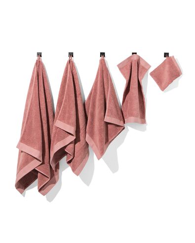 handdoeken - hotel extra zacht donkerroze handdoek 60 x 110 - 5250353 - HEMA