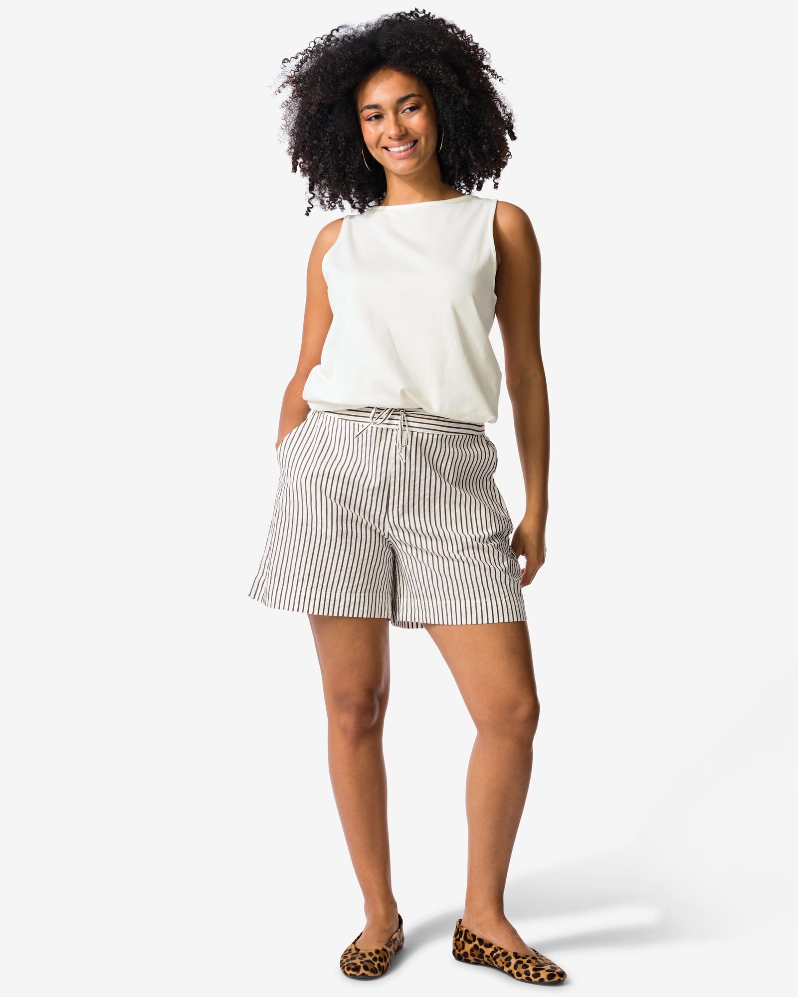 damesshort Sally wide fit seersucker strepen wit wit - 36209140WHITE - HEMA
