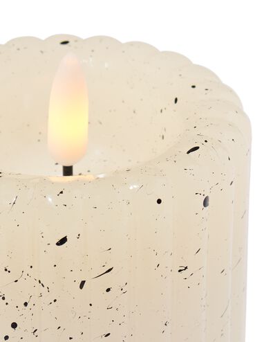 bougie pilier LED &Oslash; 7,5 x 15 cm nervures mouchetures ivoire - 13550167 - HEMA
