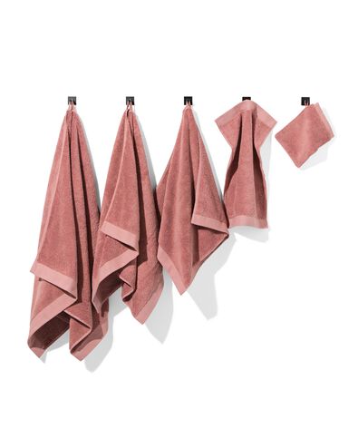 serviettes de bain - hôtel extra doux rose foncé petite serviette - 5250351 - HEMA