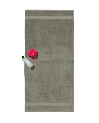serviette 70 x 140 qualit&eacute; sup&eacute;rieure - gris-vert arm&eacute;e vert serviette 70 x 140 - 5200704 - HEMA