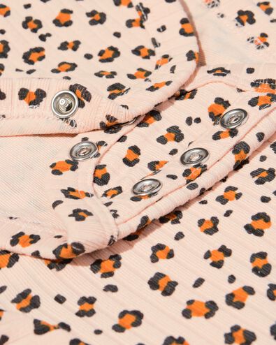Mitwachsender Newborn-Wickel-Strampler aus Ripp mit Tieren  lachsfarben lachsfarben - 33438520SALMONPINK - HEMA