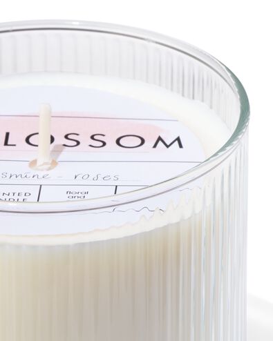 bougie parfum&eacute;e en verre nervur&eacute; &Oslash;10x10 blossom - 13502388 - HEMA