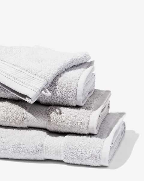 serviette de bain-60x110 cm-hôtel extra épais-gris clair uni - 5240199 - HEMA
