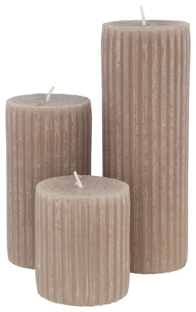 rustikale Kerze mit Relief taupe taupe - 1000025604 - HEMA
