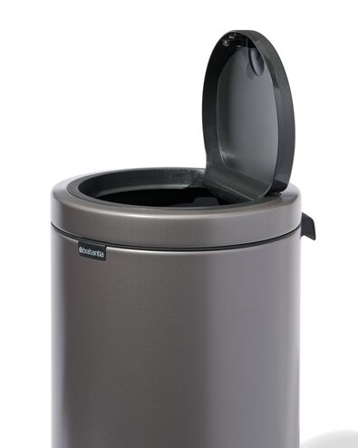 Brabantia Touch Bin Flat Top prullenbak 30L Platinum -  grijs metallic Brabantia - 20500189 - HEMA