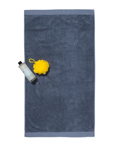 serviettes de bain - hôtel extra doux bleu moyen serviette 60 x 110 - 5250358 - HEMA
