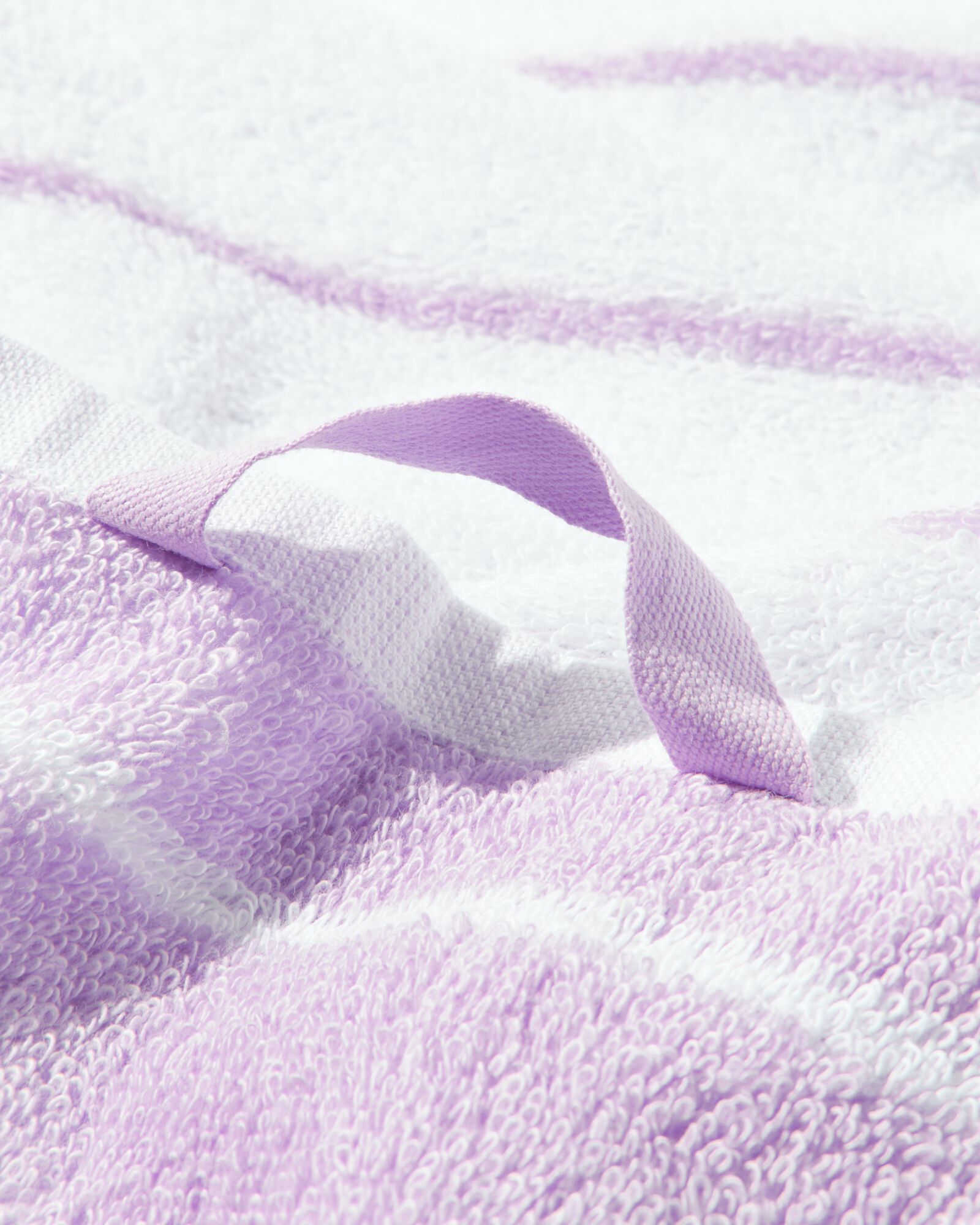 serviette de bain 60x110 qualit&eacute; &eacute;paisse blanche avec rayure lilas - 5254709 - HEMA