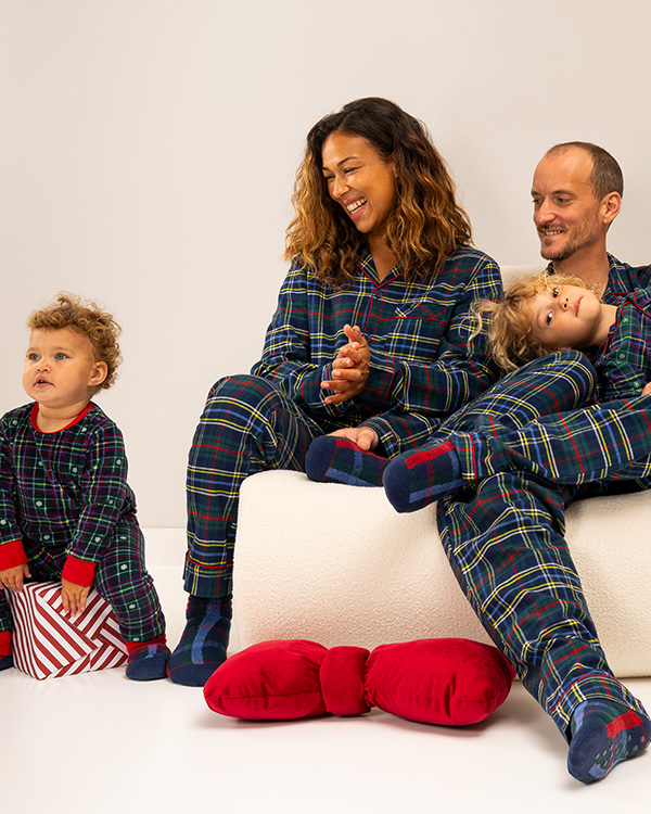 War Child pyjama's en sokken